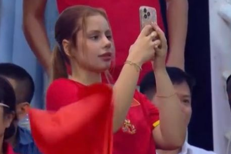 Cô gái lọt camera khi Xuân Son ghi bàn ở Mỹ Đình: Tưởng khán giả vô danh ai ngờ xuất thân cực hot缩略图 Cô gái lọt camera khi Xuân Son ghi bàn ở Mỹ Đình: Tưởng khán giả vô danh ai ngờ xuất thân cực hot缩略图