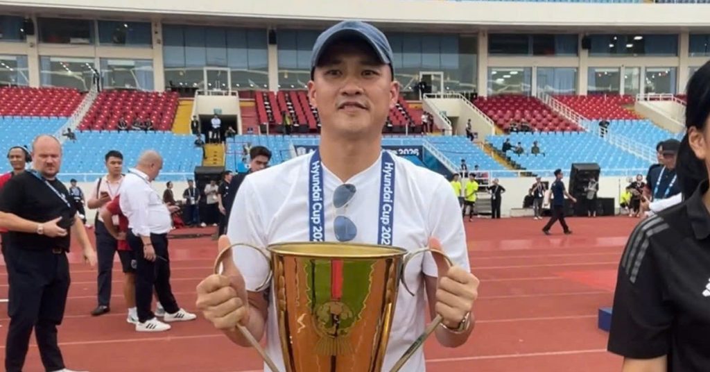 Công Vinh mang Cúp vàng ra sân trước trận Việt Nam vs Thái Lan缩略图 Công Vinh mang Cúp vàng ra sân trước trận Việt Nam vs Thái Lan缩略图