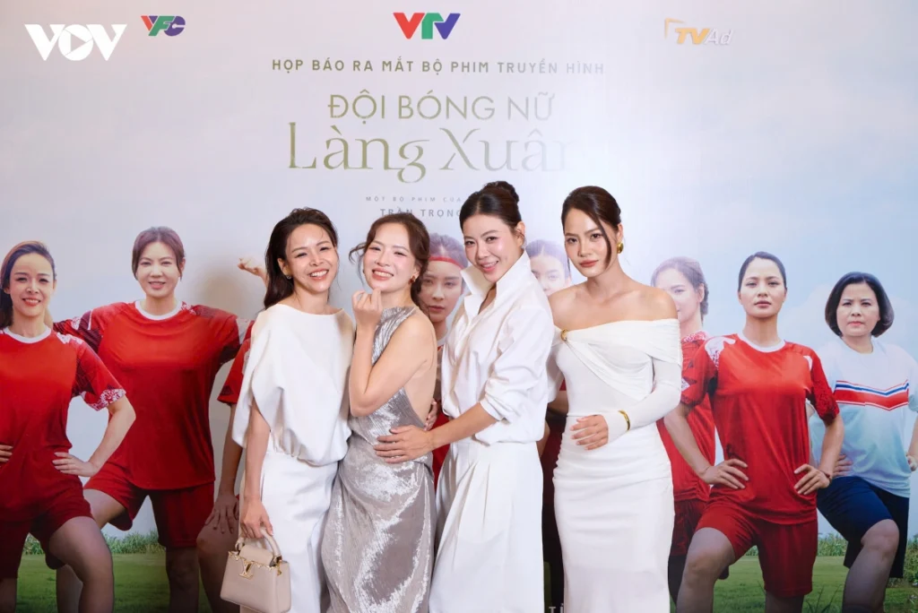 Đan Lê, Thanh Hương làm nữ cầu thủ bóng đá trong phim mới trên VTV缩略图 Đan Lê, Thanh Hương làm nữ cầu thủ bóng đá trong phim mới trên VTV缩略图