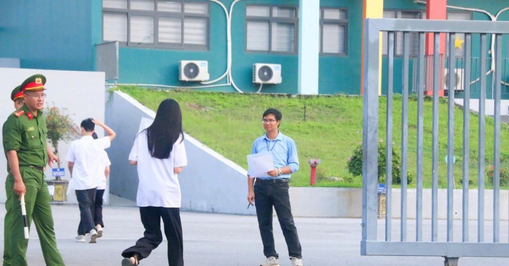 Đề Ngữ văn thi lại tốt nghiệp ở Tuyên Quang: 'Không gây sốc cho thí sinh'缩略图 Đề Ngữ văn thi lại tốt nghiệp ở Tuyên Quang: 'Không gây sốc cho thí sinh'缩略图