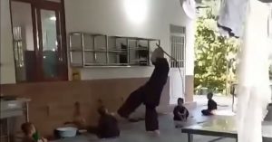 Điều tra vụ người đàn ông mặc áo nâu cầm roi đánh trẻ tại chùa Bầu缩略图