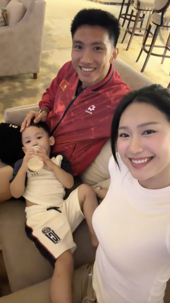 Doãn Hải My khoe visual xinh đẹp chuẩn bạch nguyệt quang làng bóng đá, đưa con tới tiếp sức Văn Hậu trước chung kết Việt Nam – Thái Lan缩略图 Doãn Hải My khoe visual xinh đẹp chuẩn bạch nguyệt quang làng bóng đá, đưa con tới tiếp sức Văn Hậu trước chung kết Việt Nam – Thái Lan缩略图