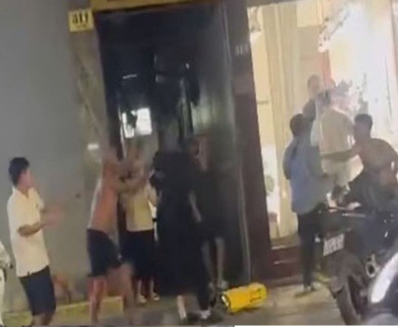 Hà Nội: Tạm giữ nhóm người ẩu đả, chém người trên phố Huế缩略图 Hà Nội: Tạm giữ nhóm người ẩu đả, chém người trên phố Huế缩略图