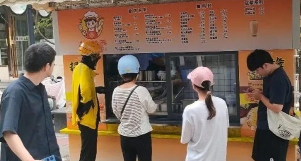 Khách xếp hàng ủng hộ quán sau hành động tử tế tặng gần 400.000 đồng của ông chủ缩略图