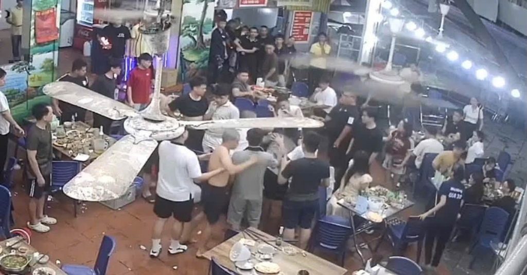 Khởi tố 2 thanh niên trêu ghẹo cô gái, đánh bạn trai trong quán ăn ở Hà Nội缩略图 Khởi tố 2 thanh niên trêu ghẹo cô gái, đánh bạn trai trong quán ăn ở Hà Nội缩略图