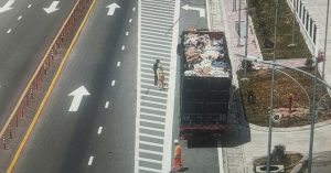 Loạt ô tô thủng lốp trên cao tốc, camera truy dấu hàng trăm km tìm &amp;apos;thủ phạm&amp;apos;缩略图