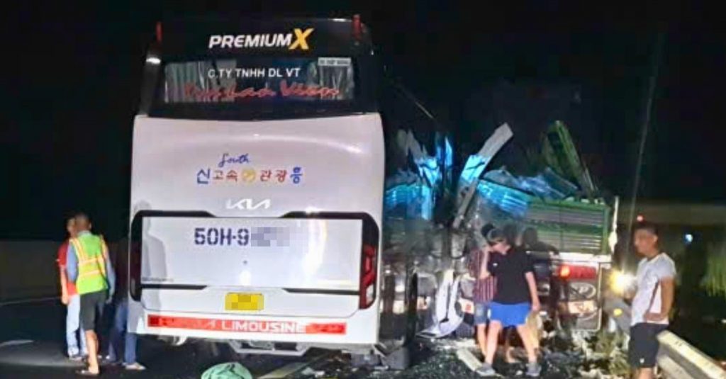 Lời khai của tài xế xe khách tông ô tô tải khiến nữ du khách Nga tử vong缩略图 Lời khai của tài xế xe khách tông ô tô tải khiến nữ du khách Nga tử vong缩略图