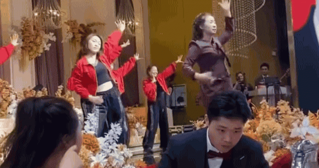 Mẹ chồng 'quẩy' hết mình trên sân khấu, cô dâu nói một câu, lời đáp của chú rể gây sốt缩略图 Mẹ chồng 'quẩy' hết mình trên sân khấu, cô dâu nói một câu, lời đáp của chú rể gây sốt缩略图
