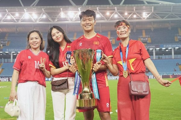 Mẹ Thành Chung xúc động kể về biến cố gia đình, phải giấu nhẹm để con yên tâm thi đấu giành chức vô địch ASEAN Cup缩略图 Mẹ Thành Chung xúc động kể về biến cố gia đình, phải giấu nhẹm để con yên tâm thi đấu giành chức vô địch ASEAN Cup缩略图