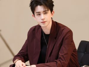 Ngao Thụy Bằng tạo nên cơn sốt mua sắm với Emporio Armani缩略图