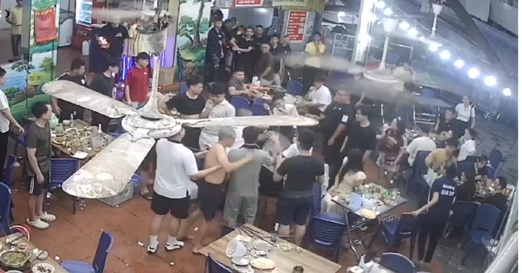 Nhóm thanh niên trêu ghẹo cô gái, đánh bạn trai trong quán ăn缩略图 Nhóm thanh niên trêu ghẹo cô gái, đánh bạn trai trong quán ăn缩略图