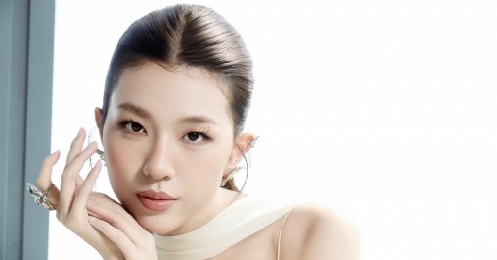 Nữ ca sĩ gen Z từng đỗ Á khoa đại học, hát hay múa giỏi được đề cử gương mặt đẹp nhất thế giới 2026缩略图 Nữ ca sĩ gen Z từng đỗ Á khoa đại học, hát hay múa giỏi được đề cử gương mặt đẹp nhất thế giới 2026缩略图