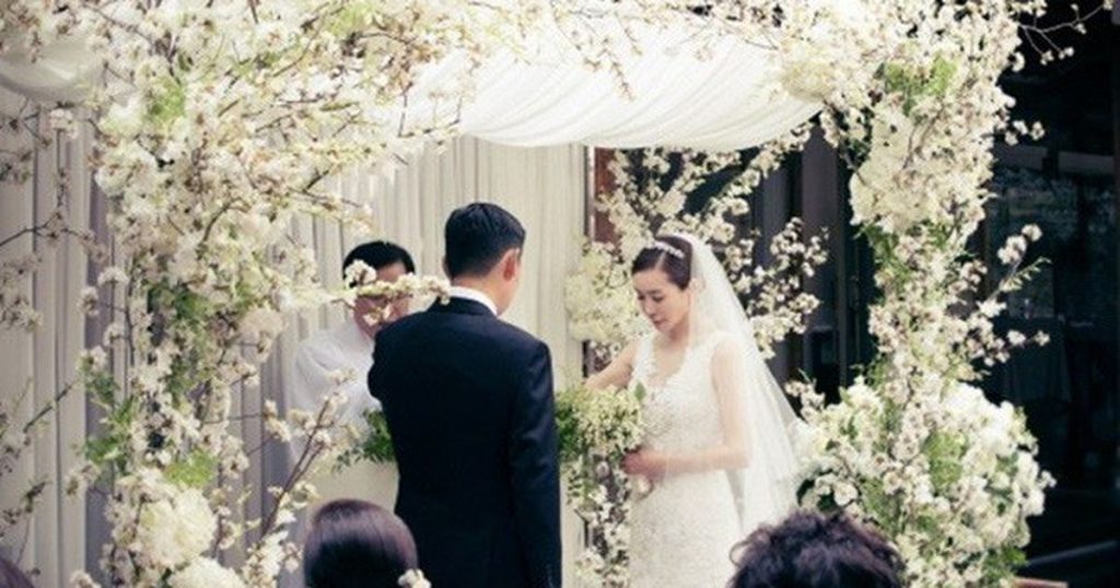 Sao nữ đình đám ai cũng nhớ dao kéo' hỏng hết mặt, được sếp lớn lương 19 tỷ/năm quỳ gối cầu hôn sau đúng 30 ngày缩略图 Sao nữ đình đám ai cũng nhớ dao kéo' hỏng hết mặt, được sếp lớn lương 19 tỷ/năm quỳ gối cầu hôn sau đúng 30 ngày缩略图