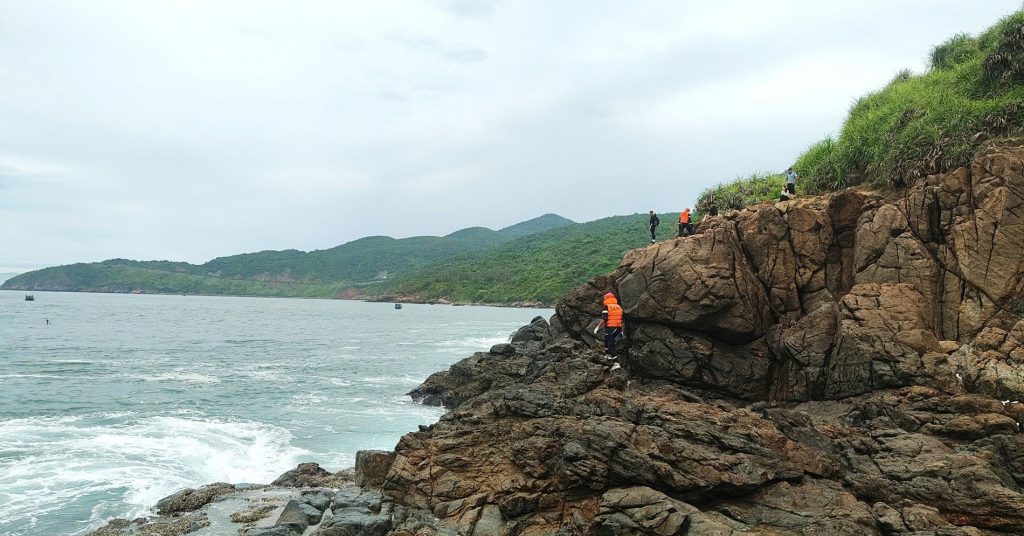 Vụ 4 người bị sóng cuốn ở Sơn Trà: Khẩn trương tìm 2 cô gái mất tích缩略图 Vụ 4 người bị sóng cuốn ở Sơn Trà: Khẩn trương tìm 2 cô gái mất tích缩略图