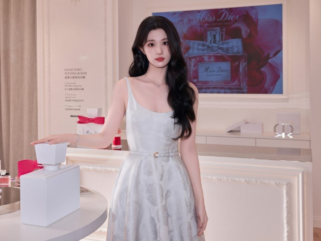 Vương Sở Nhiên vừa maximalist, vừa minimalist với đầm Dior Anemone缩略图 Vương Sở Nhiên vừa maximalist, vừa minimalist với đầm Dior Anemone缩略图