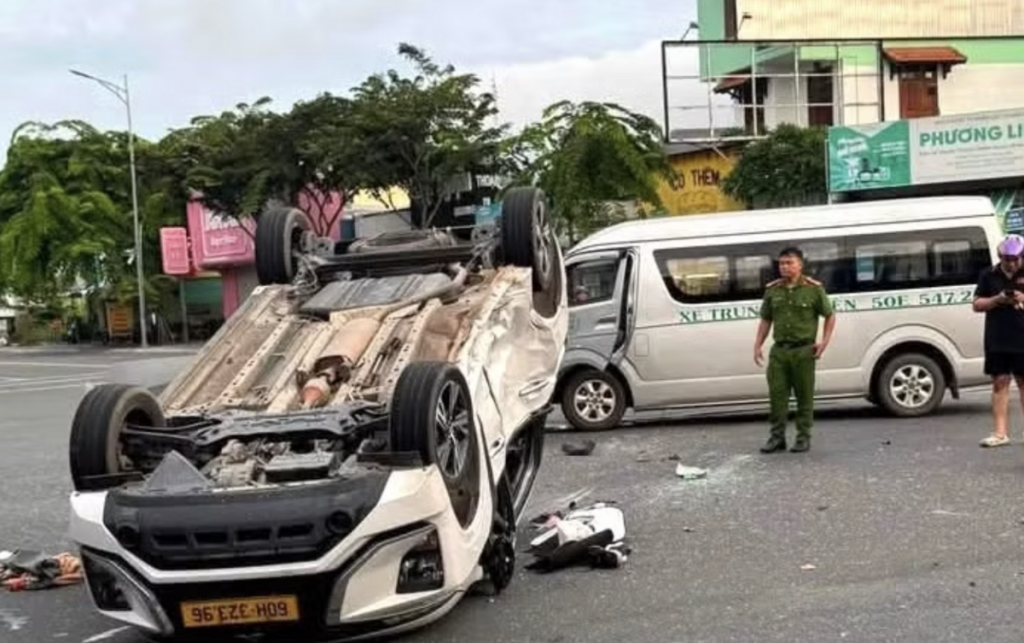 Xe 16 chỗ tông taxi lật ngửa, 9 người bị thương缩略图