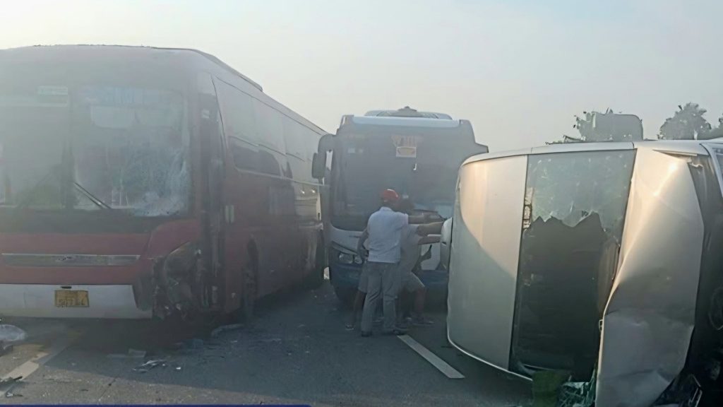 Xe khách đâm 2 ô tô trên cao tốc Nội Bài – Lào Cai缩略图 Xe khách đâm 2 ô tô trên cao tốc Nội Bài – Lào Cai缩略图