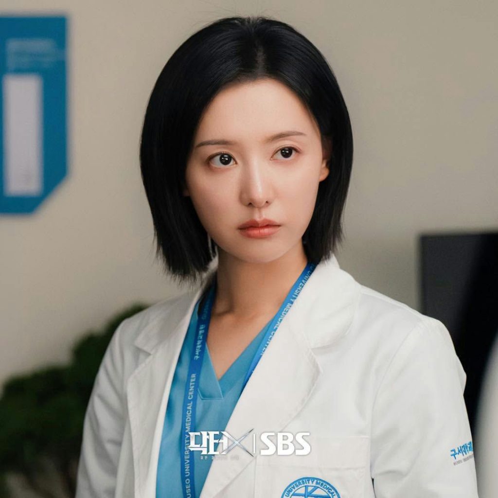 Kim Ji Won không còn là nữ hoàng nước mắt, mà đã trở thành bác sĩ phẫu thuật tài năng缩略图 Kim Ji Won không còn là nữ hoàng nước mắt, mà đã trở thành bác sĩ phẫu thuật tài năng缩略图