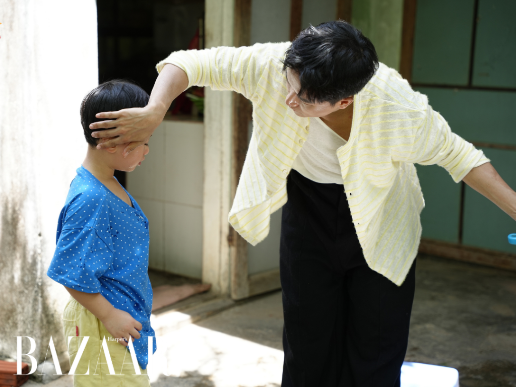Bùi Công Nam “tập làm bố” khi một mình trông 5 đứa trẻ缩略图 Bùi Công Nam “tập làm bố” khi một mình trông 5 đứa trẻ缩略图
