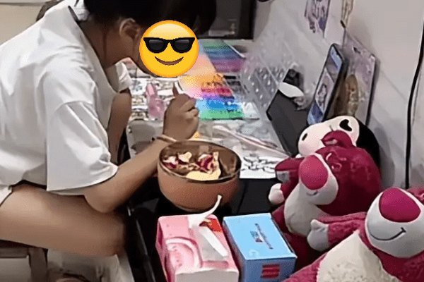 Bức ảnh này khiến nhiều phụ huynh và chuyên gia phải lên tiếng cảnh báo!缩略图 Bức ảnh này khiến nhiều phụ huynh và chuyên gia phải lên tiếng cảnh báo!缩略图