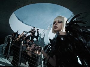 Lisa làm “tour guide” đưa đi bạn khám phá Thái Lan qua MV SaWaDiKa缩略图