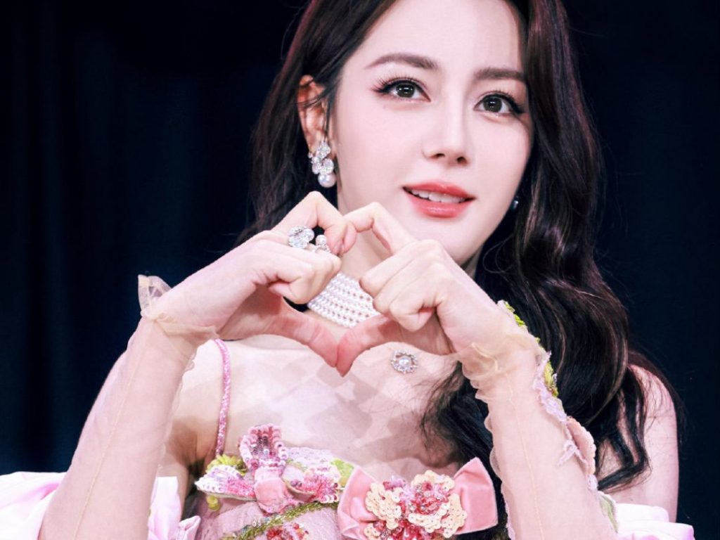 Địch Lệ Nhiệt Ba mời người hâm mộ cùng “ăn lẩu cay” trong fan meeting缩略图