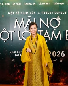 Kiều Chinh mặc áo dài ăn mừng ngày trở lại màn bạc với Mãi Nợ Một Lời Tạm Biệt缩略图