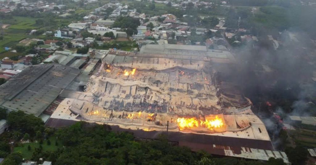Cháy lớn tại công ty sản xuất gỗ sát khu dân cư ở Đồng Nai缩略图 Cháy lớn tại công ty sản xuất gỗ sát khu dân cư ở Đồng Nai缩略图