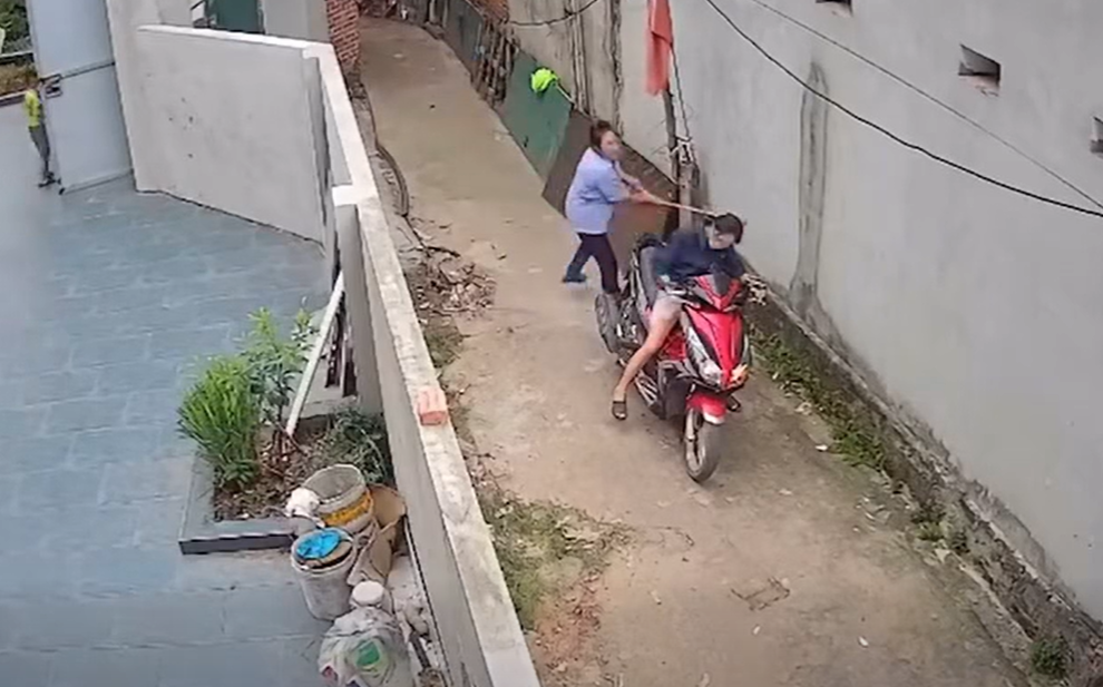 Đánh hàng xóm đến loạng choạng, còn thách thức 'tao thần kinh đấy'缩略图 Đánh hàng xóm đến loạng choạng, còn thách thức 'tao thần kinh đấy'缩略图