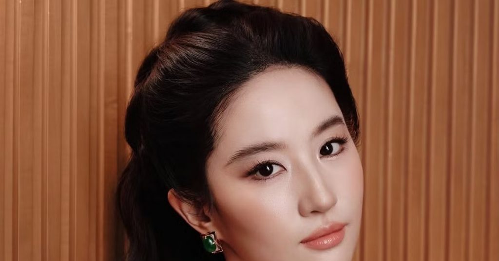 Động thái khó hiểu của Lưu Diệc Phi sau khi Hồ Ngọc Hà lên tiếng chuyện 'cắt ảnh'缩略图 Động thái khó hiểu của Lưu Diệc Phi sau khi Hồ Ngọc Hà lên tiếng chuyện 'cắt ảnh'缩略图