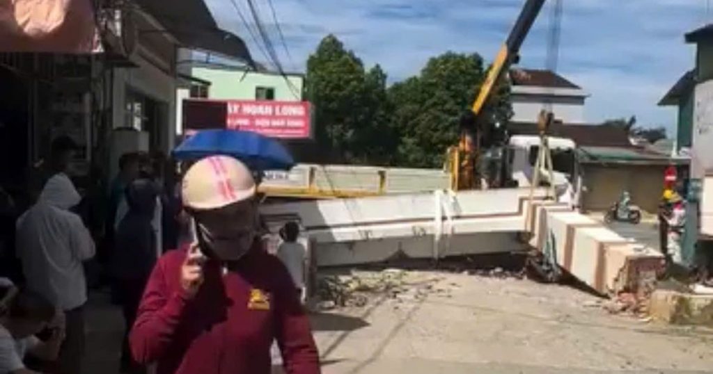 Khoảnh khắc cổng làng đổ sập, bé trai lớp 3 bị đứt lìa cánh tay缩略图 Khoảnh khắc cổng làng đổ sập, bé trai lớp 3 bị đứt lìa cánh tay缩略图