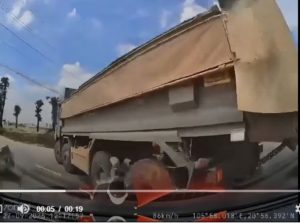 Khoảnh khắc xe ben 89H-198.20 rẽ trái đột ngột, ô tô phía sau tăng tốc tông mạnh缩略图