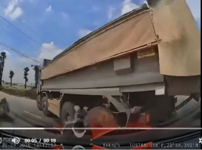 Khoảnh khắc xe ben 89H-198.20 rẽ trái đột ngột, ô tô phía sau tăng tốc tông mạnh缩略图 Khoảnh khắc xe ben 89H-198.20 rẽ trái đột ngột, ô tô phía sau tăng tốc tông mạnh缩略图