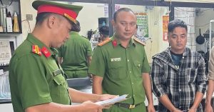 Lời khai của nhóm đối tượng dùng còng số 8 khống chế người, ép viết giấy nợ缩略图