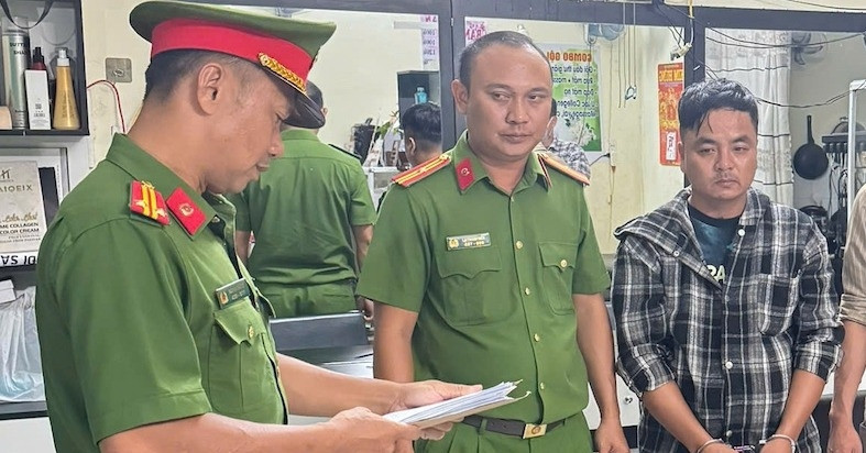 Lời khai của nhóm đối tượng dùng còng số 8 khống chế người, ép viết giấy nợ缩略图