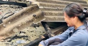 Mẹ đơn thân ngồi khóc ngậm ngùi bên ngôi nhà bị lửa thiêu rụi缩略图