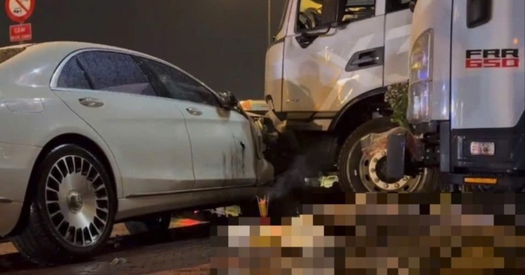 Mercedes tông liên hoàn 6 xe máy, 3 ô tô ở TPHCM, người đàn ông tử vong tại chỗ缩略图 Mercedes tông liên hoàn 6 xe máy, 3 ô tô ở TPHCM, người đàn ông tử vong tại chỗ缩略图
