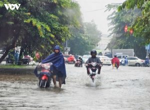 Mưa lớn, nhiều tuyến đường ở Bắc Ninh ngập sâu缩略图