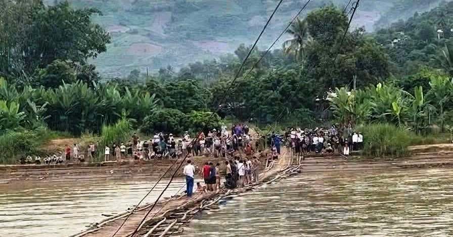 Nam thanh niên mất tích khi đi xe máy qua cầu phao缩略图 Nam thanh niên mất tích khi đi xe máy qua cầu phao缩略图