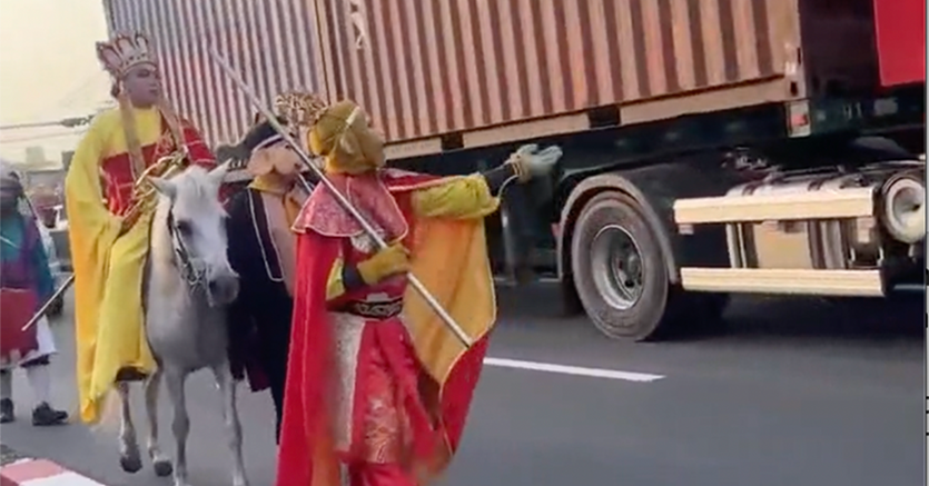 Nhóm người hóa trang ‘thầy trò Đường Tăng’ cưỡi ngựa, đi bộ trên làn ô tô缩略图 Nhóm người hóa trang ‘thầy trò Đường Tăng’ cưỡi ngựa, đi bộ trên làn ô tô缩略图