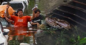 Những hình ảnh khó tin khi Bangkok ngập ngày thứ 3: 80.000 người mắc kẹt, ô tô chỉ còn thấy nóc缩略图