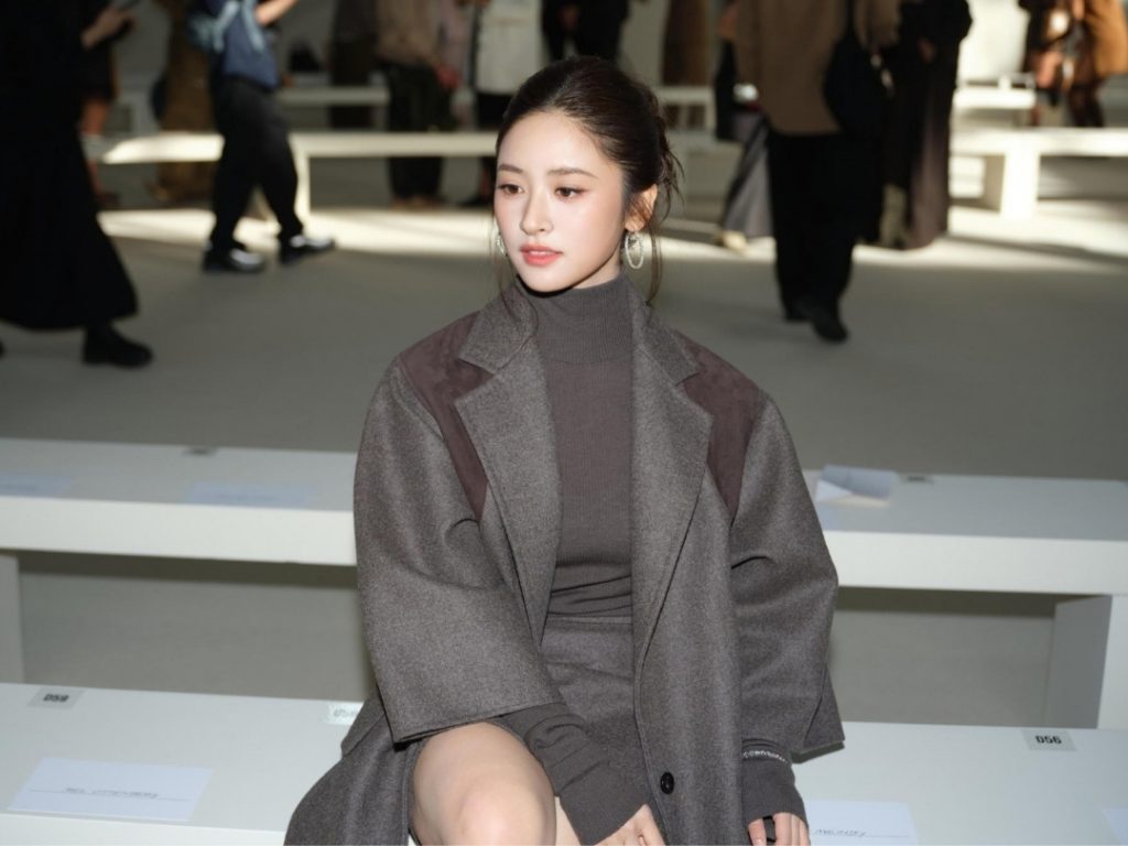 Ngồi cạnh YoonA (SNSD) tại show Max Mara, Thẩm Nguyệt có lép vế?缩略图 Ngồi cạnh YoonA (SNSD) tại show Max Mara, Thẩm Nguyệt có lép vế?缩略图