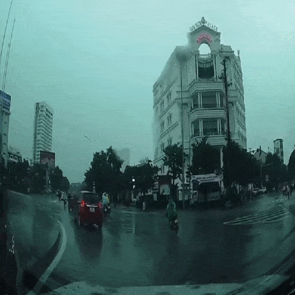 Tia sét tóe lửa đánh trúng người phụ nữ đi xe máy ở Nghệ An: Tình trạng nạn nhân缩略图 Tia sét tóe lửa đánh trúng người phụ nữ đi xe máy ở Nghệ An: Tình trạng nạn nhân缩略图