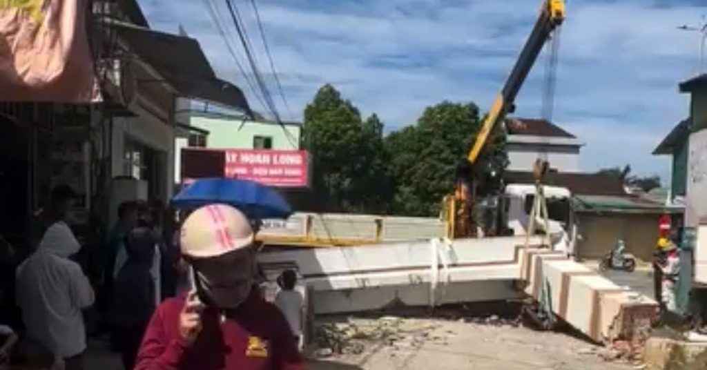 Xe cẩu làm sập cổng làng, bé trai lớp 3 đứt lìa cánh tay缩略图 Xe cẩu làm sập cổng làng, bé trai lớp 3 đứt lìa cánh tay缩略图