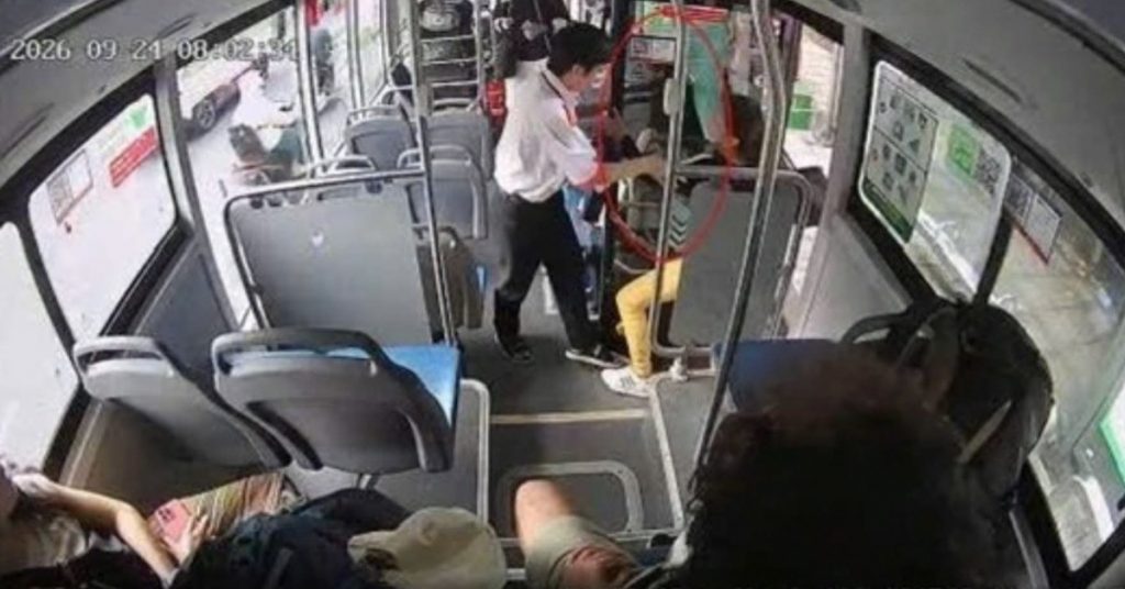 Xô đuổi hành khách xuống xe buýt ở TPHCM, nam nhân viên bị đình chỉ缩略图 Xô đuổi hành khách xuống xe buýt ở TPHCM, nam nhân viên bị đình chỉ缩略图