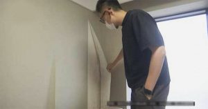 3 người đổ bệnh sau khi sang nhà mới, gia chủ sững sờ khi bóc lớp giấy dán tường缩略图