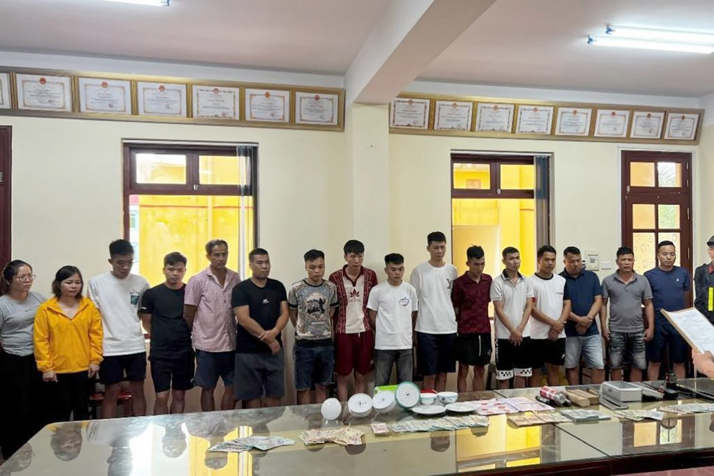 Bắt giữ 20 người trong sới bạc giữa rừng, kẻ cầm đầu thủ súng缩略图 Bắt giữ 20 người trong sới bạc giữa rừng, kẻ cầm đầu thủ súng缩略图
