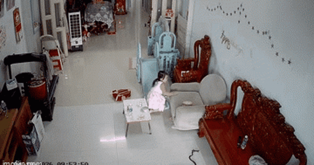Bé gái đang ngồi xem tivi thì bất ngờ chạy lên ghế khóc lớn, xem camera mới thấy cảnh thót tim缩略图 Bé gái đang ngồi xem tivi thì bất ngờ chạy lên ghế khóc lớn, xem camera mới thấy cảnh thót tim缩略图