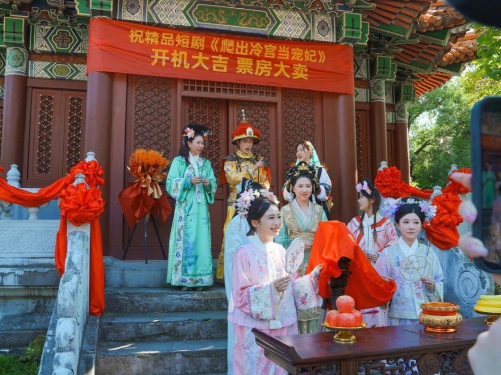 Thỏa mãn đam mê diễn xuất khi đến phim trường Hoành Điếm缩略图