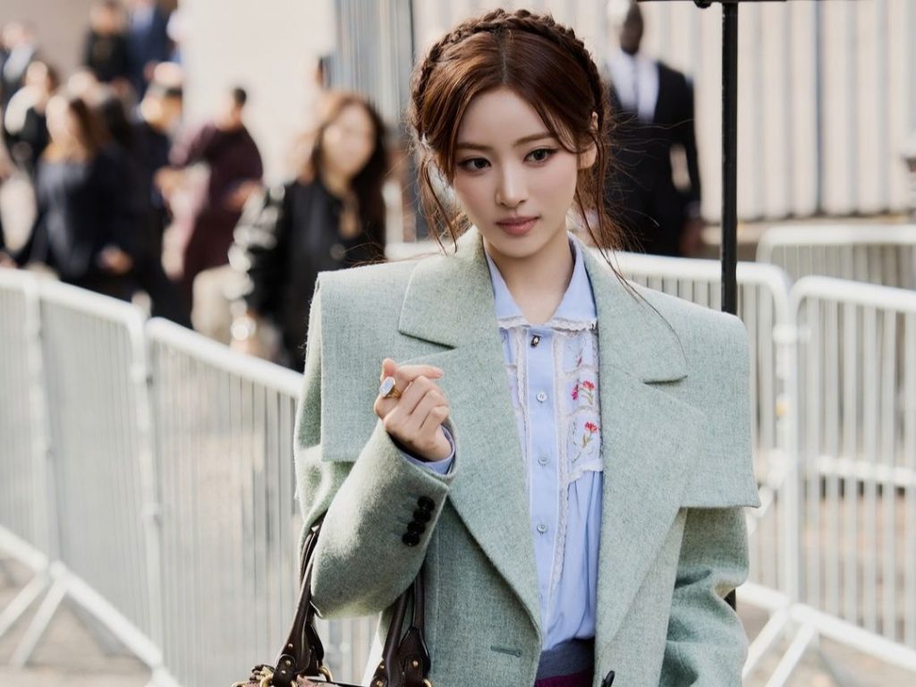 Anna (MEOVV) biến hoá phong cách cùng Chloé khi dự show Xuân Hè 2027缩略图